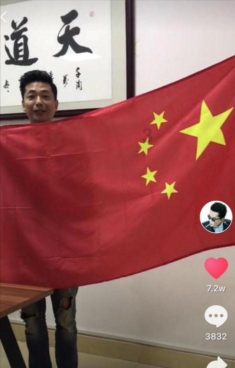 喻恩泰一家四口同框，夕阳下与小10岁妻子拥吻，两子女如出一辙！